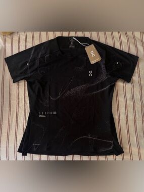 On Performance T Lumos Black Women’s Large NWT Reflective Running Shirt